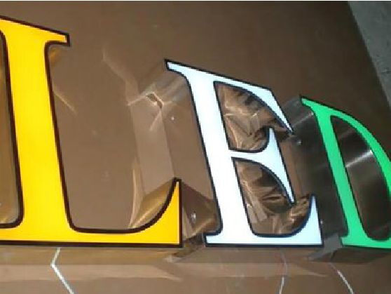 吴起介绍LED招牌的基础知识。